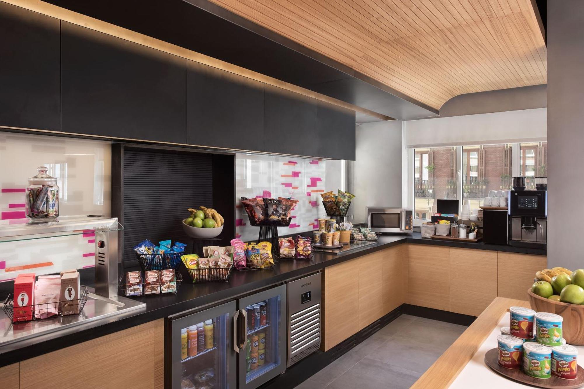 Отель Aloft Madrid Gran Via Экстерьер фото