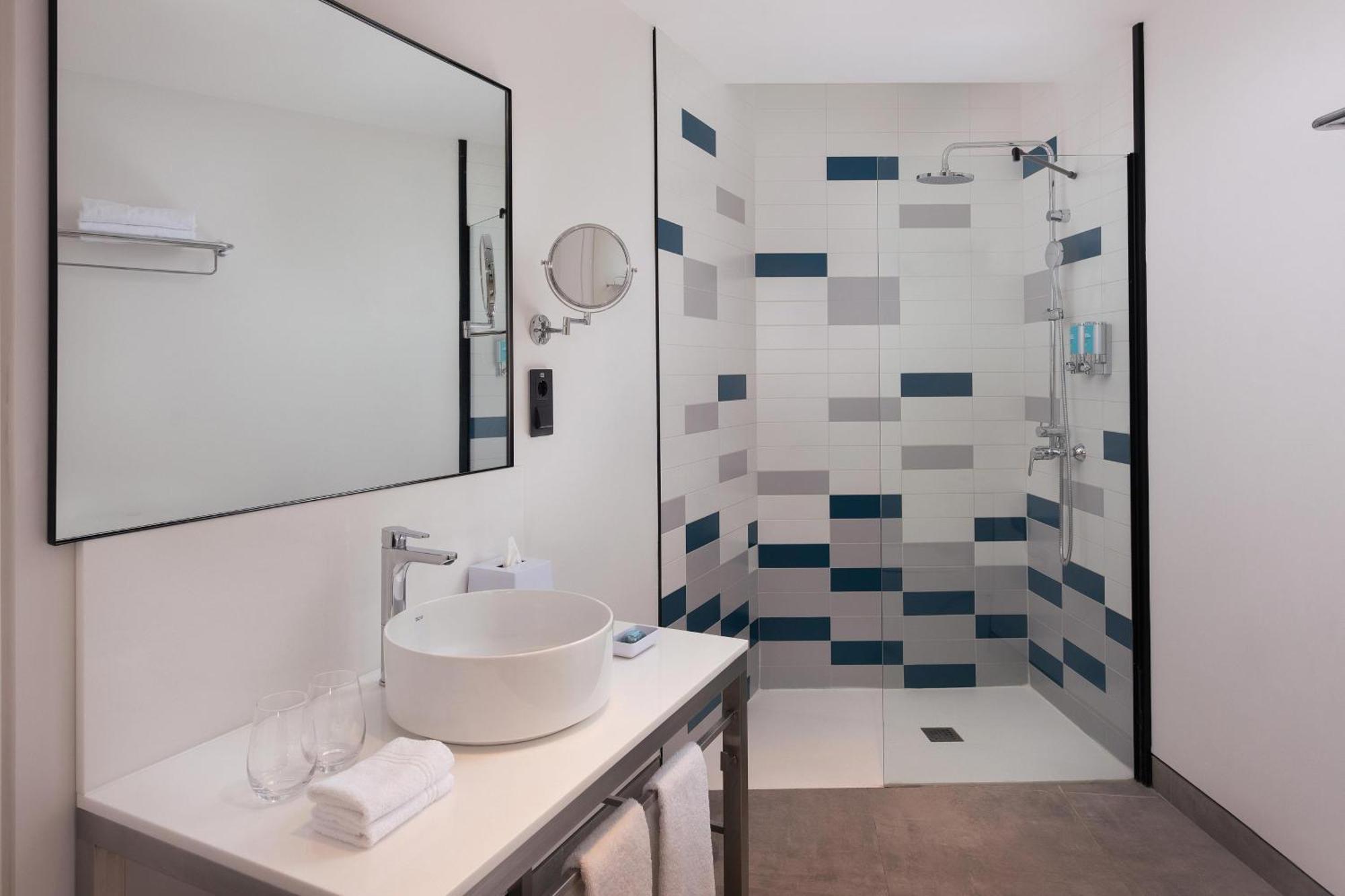 Отель Aloft Madrid Gran Via Экстерьер фото