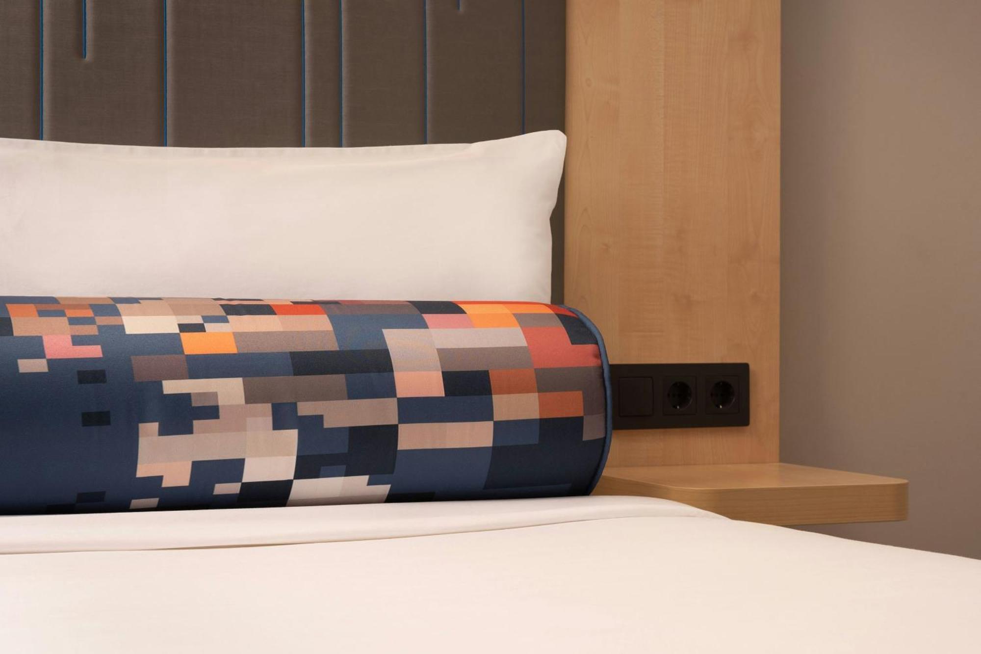 Отель Aloft Madrid Gran Via Экстерьер фото