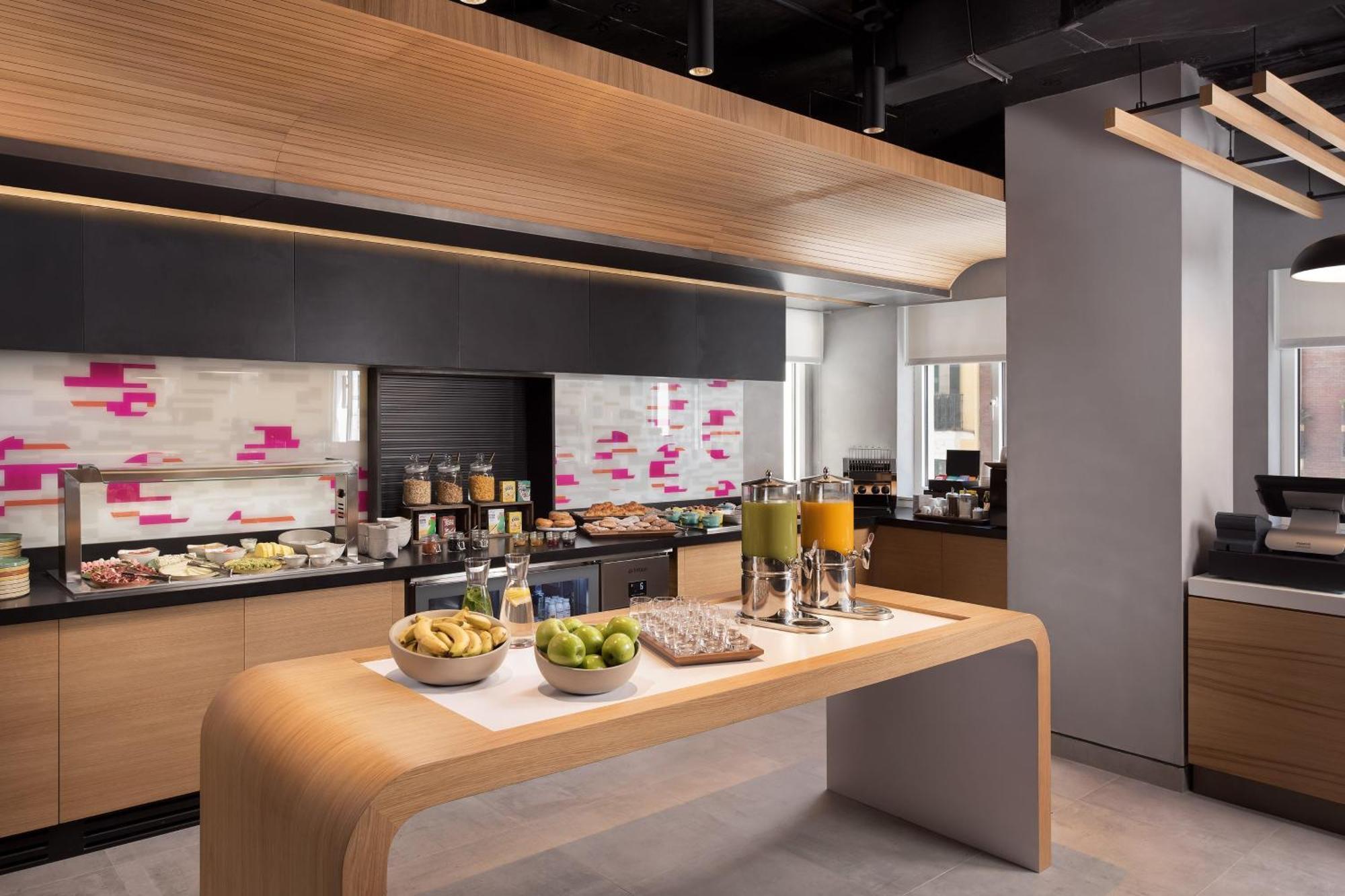 Отель Aloft Madrid Gran Via Экстерьер фото