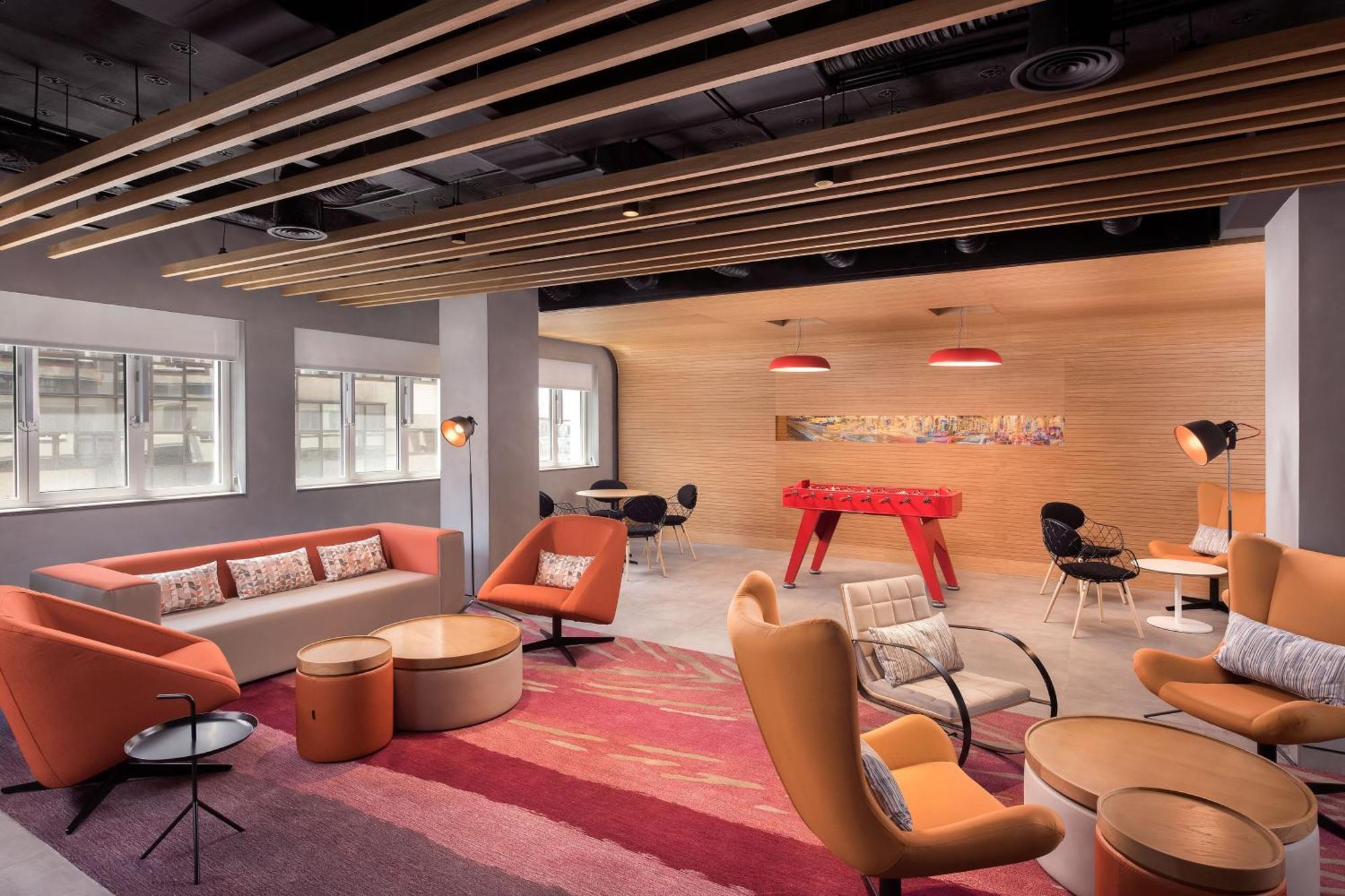 Отель Aloft Madrid Gran Via Экстерьер фото
